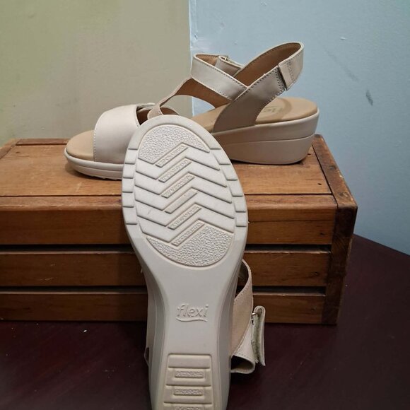 Flexi Sandals, Size 9 - Picture 5 of 5